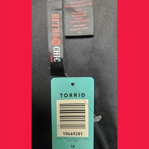 TORRID Plus Size Unique gothic Retro Chic Red Roses, Skulls, Gothic midi dress - Picture 14 of 16